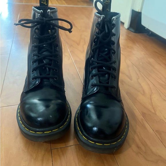 Dr. Martens Women's Black Gloss Size 8 - Picture 3 of 6